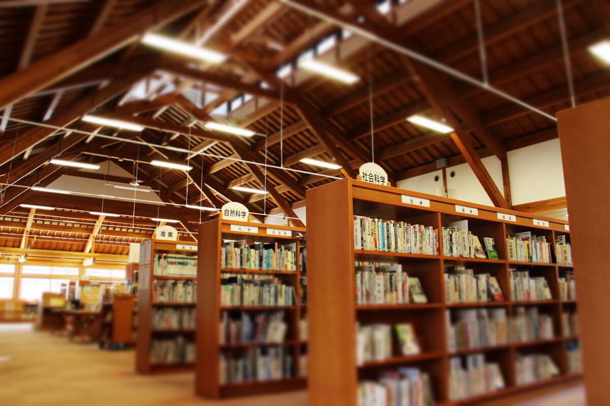 木の薫り漂う勝央図書館